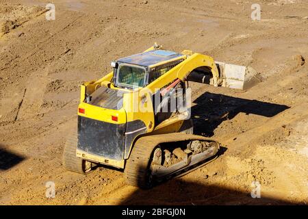 Der Bulldozer bewegt Bodengräberbaugeräte Stockfoto