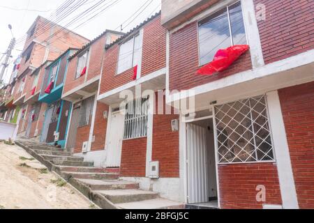 18. April 2020: In den Fenstern vieler Stadtviertel Kolumbiens hingen die Ärmsten rote Lumpen als Zeichen der Hilfe. Die SOS der Armut inmitten des Coronavirus, COVID-19 Quelle: Daniel Garzon Herazo/ZUMA Wire/Alamy Live News Stockfoto