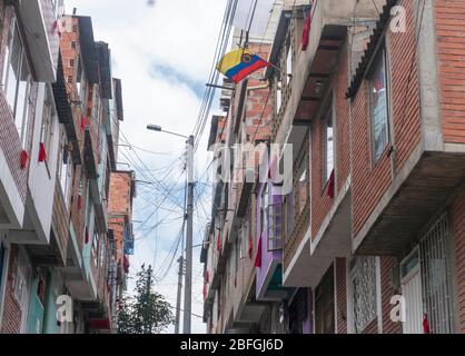 18. April 2020: In den Fenstern vieler Stadtviertel Kolumbiens hingen die Ärmsten rote Lumpen als Zeichen der Hilfe. Die SOS der Armut inmitten des Coronavirus, COVID-19 Quelle: Daniel Garzon Herazo/ZUMA Wire/Alamy Live News Stockfoto