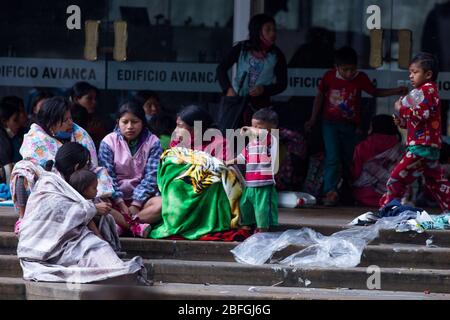 18. April 2020: Mehrere Familien der Gemeinde Embera Chami befinden sich im Zentrum der Hauptstadt und bitten die Behörden, ihnen Aufmerksamkeit zu schenken und Hilfe zu leisten. Diese Familien wohnten in der Stadt Ciudad BolÃ-var und wurden in den letzten Stunden aus ihren Häusern vertrieben.Sie durchleben eine schwere Krise aufgrund der Coronavirus-Pandemie. Kredit: Daniel Garzon Herazo/ZUMA Wire/Alamy Live News Stockfoto