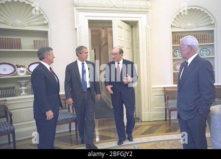 US-Präsident George W. Bush spricht nach ihrer Mittagssitzung am Donnerstag, 1. August 2002, mit dem Vorsitzenden des Federal Reserve Board Alan Greenspan, Finanzminister Paul O'Neill und dem Stabschef des Weißen Hauses Andy Card im Oval Office des Weißen Hauses in Washington, DC. Eric Draper/White House über CNP/MediaPunch Stockfoto