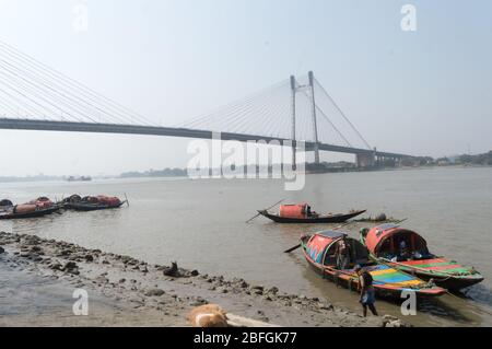 Panorama Vidyasagar Setu (Bidyasagôr Setu) oder zweite Hooghly Brücke bei Sonnenuntergang. Berühmte längste Kabel blieb Mautbrücke über Hooghly River verbinden Stockfoto