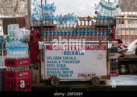 Ein trinkbarer mobiler Outdoor-Markt Verkäufer Food-Stall Display mit Sodawasser, alkoholfreie Getränke und Wasserflaschen in einem Straßenrestaurant im heißen Sommer. Kolkata W Stockfoto