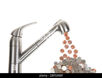 Küchenspüle Wasserhahn isoliert auf weißen, undichten Pennies, die kumulativ summieren sich auf Nickels und Dimes und Viertel darunter. Konzept, kumulative Kosten von Stockfoto