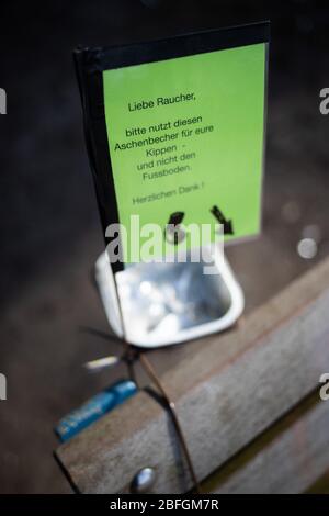 Hamburg, Deutschland. April 2020. Ein selbstgemachter Aschenbecher für Zigarettenkippen mit der Aufschrift 'Liebe Raucher, bitte benutzen Sie diesen Aschenbecher für Ihre Hintern - und nicht für den Boden. Vielen Dank!' Ist an einer Bank im Innocentiapark befestigt. In Hamburg wurden im vergangenen Jahr fast 13,000 Strafverfahren wegen Abstreifen von Zigarettenkippen eingeleitet. Kredit: Christian Charisius/dpa/Alamy Live News Stockfoto