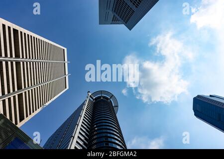 SINGAPUR - MÄR 30: Blick auf Wolkenkratzer in Marina Bay am 30. März 2020 in Singapur. Singapur ist das weltweit vierte führende Finanzzentrum. UOB B Stockfoto