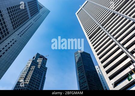 SINGAPUR - MÄR 30: Blick auf Wolkenkratzer in Marina Bay am 30. März 2020 in Singapur. Singapur ist das weltweit vierte führende Finanzzentrum. UOB B Stockfoto