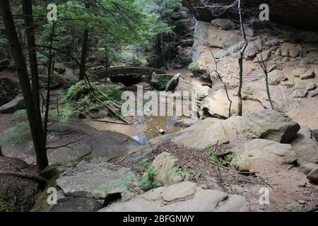 Ort, um in Columbus Ohio Wasserfall zu besuchen, grüne Bäume und grüne Landschaft felsigen Weg unter Pass, Möwe in den Himmel Stockfoto