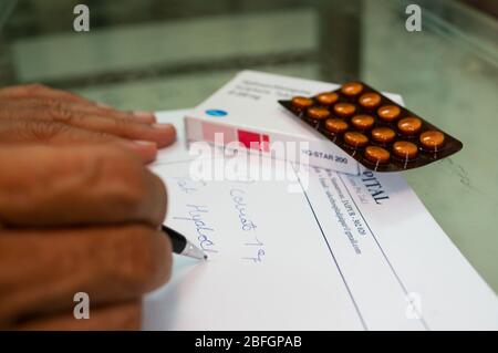 Jaipur, Indien um 2020 - Foto eines Arztes, der einen Coronavirus-positiven Patienten eine Verschreibung von Hydroxycholoroquin-Sulfattabletten schreibt Stockfoto