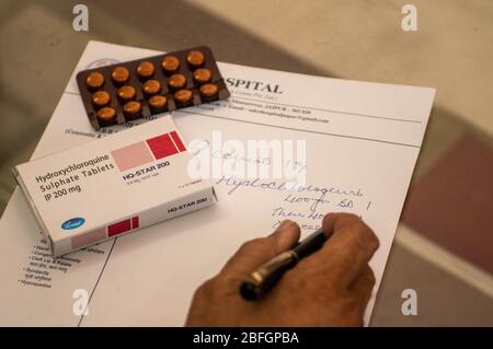 Jaipur Indien circa 2020 - Foto eines Arztes, der einen Coronavirus-positiven Patienten schreibt eine Verschreibung von Hydroxycholoroquin-Sulfattabletten Stockfoto