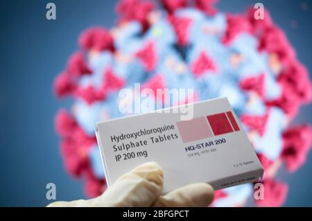 Jaipur, Indien, um 2020 - Foto von Hydroxychloroquin Sulfattischen in einer weißen Box vor einem rosa farbigen Brett mit Coronaviru Stockfoto