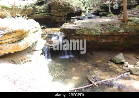 Ort, um in Columbus Ohio Wasserfall zu besuchen, grüne Bäume und grüne Landschaft felsigen Weg unter Pass, Möwe in den Himmel Stockfoto