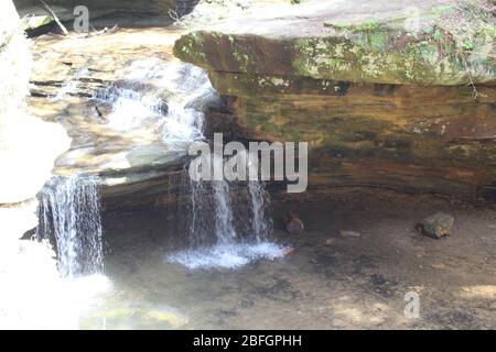 Ort, um in Columbus Ohio Wasserfall zu besuchen, grüne Bäume und grüne Landschaft felsigen Weg unter Pass, Möwe in den Himmel Stockfoto