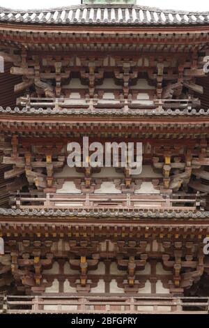 Nahaufnahme der komplizierten Holz- und Fliesenkonstruktion des ältesten Gebäudes, einer fünfstöckigen Pagode, Goju-no-to, in der Präfektur Kyoto, Japan. Stockfoto