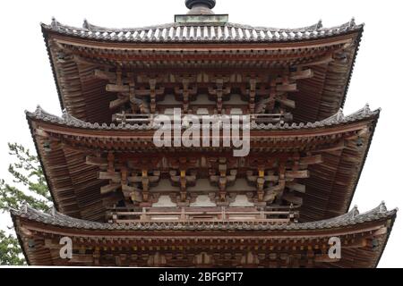 Blick auf das geschwungene Dach und komplizierte Konstruktion des ältesten Holzgebäudes, die fünfstöckige Goju-no-to Pagode, in Kyoto, Japan, fertiggestellt 951 Stockfoto