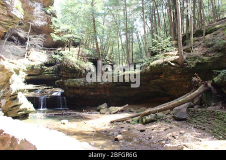 Ort, um in Columbus Ohio Wasserfall zu besuchen, grüne Bäume und grüne Landschaft felsigen Weg unter Pass, Möwe in den Himmel Stockfoto