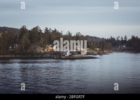 Wunderschöner friedlicher Morgenaufgang am Meer von der Fähre zwischen Victoria und Vancouver Stockfoto