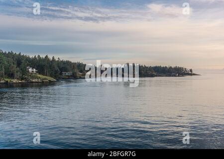 Wunderschöner friedlicher Morgenaufgang am Meer von der Fähre zwischen Victoria und Vancouver Stockfoto