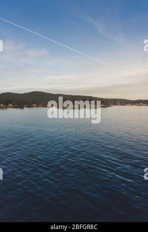 Wunderschöner friedlicher Morgenaufgang am Meer von der Fähre zwischen Victoria und Vancouver Stockfoto
