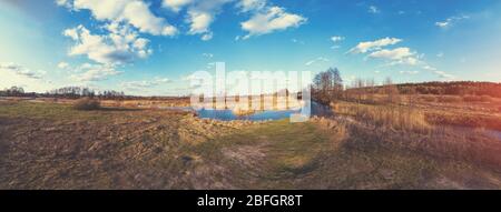 Luftpanorama der Landschaft und Bach am Abend bei Sonnenuntergang Licht. Schöne Naturlandschaft mit bewölktem Himmel. Panorama 180 aus 21 Bildern Stockfoto