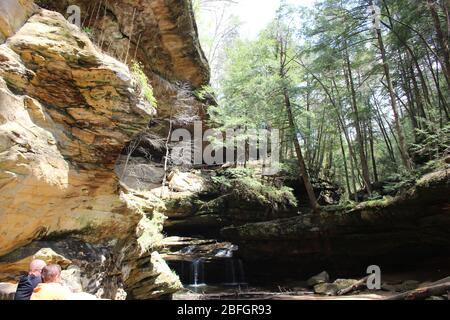 Ort, um in Columbus Ohio Wasserfall zu besuchen, grüne Bäume und grüne Landschaft felsigen Weg unter Pass, Möwe in den Himmel Stockfoto