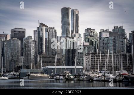 Skyline von Vancouver von der beliebten Sea Wall im Stanley Park, Kanada Stockfoto