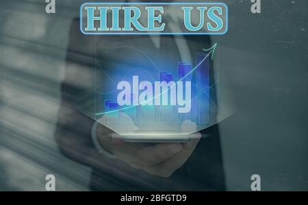 Textschild mit der Aufschrift „Hire US“. Der von den Ressourcen verwendete Fototext für das Unternehmen zeigt an, dass der Mitarbeiter eine Stelle hat Stockfoto