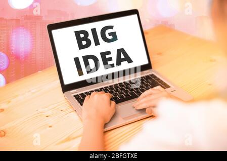 Textschild mit großer Idee. Business Foto Text mit großen kreativen Innovation Lösung oder Denkweise Stockfoto