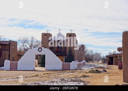 Weihnachten in der Kirche in Taos Pueblo New Mexico Stockfoto