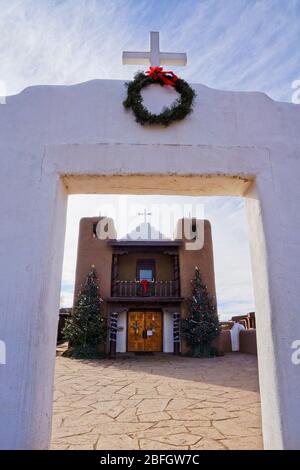 Weihnachten in der Kirche in Taos Pueblo New Mexico Stockfoto