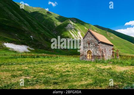 Schöne Truso-Schlucht in der Nähe der Stadt Kazbegi in den Bergen des Kaukasus, Georgien Stockfoto