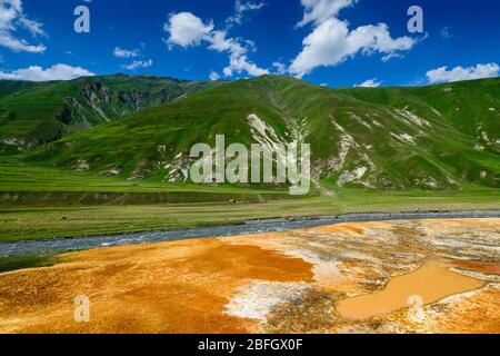 Schöne Truso-Schlucht in der Nähe der Stadt Kazbegi in den Bergen des Kaukasus, Georgien Stockfoto