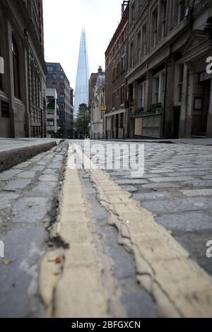 London, Großbritannien. April 2020. Tag der sechsundzwanzigsten Lockdown in London. Der Shard sah auf einem gepflasterten Land, nördlich des Flusses. Ein sehr ruhiges zentrales London für einen Samstag, da das Land wegen der COVID-19 Coronavirus-Pandemie gesperrt ist. Menschen dürfen nicht zu Hause verlassen, außer für minimale Lebensmittel einkaufen, medizinische Behandlung, Bewegung - einmal pro Tag und wesentliche Arbeit. COVID-19 Coronavirus Lockdown, London, Großbritannien, am 18. April 2020 Quelle: Paul Marriott/Alamy Live News Stockfoto