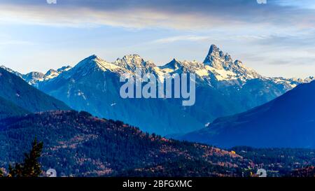 Sonnenuntergang über den Gipfeln von MacFarlane, Crossover und Slesse Mountains in der Cascade Mountain Range, vom Hillkeep Lookout im Fraser Valley aus gesehen Stockfoto