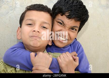 Zwei kleine Kinder kämpfen miteinander Stockfoto