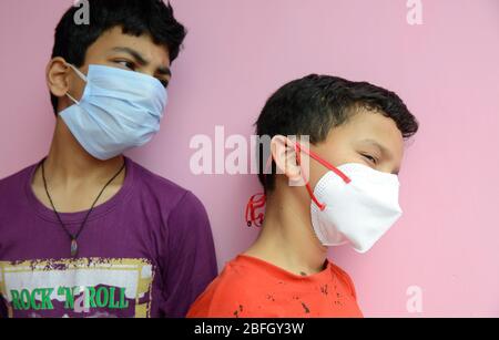 Besorgtes und besorgtes Kind mit schützender Gesichtsmaske, das die verlassenen Straßen in Indien beobachtet - wegen Covit19 Coronavirus-Pandemie. Sein Land (I Stockfoto