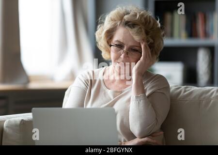 Ältere Frau mit Problemen mit Laptop-Nutzung Stockfoto