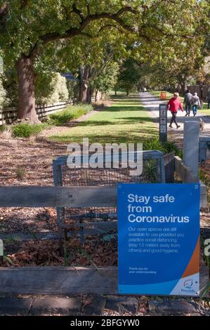 Hinweis der lokalen Regierung bezüglich COVID-19 im Landcox Park, einem öffentlichen Park in East Brighton, Melbourne, Australien Stockfoto