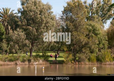 Der Landcox Park in East Brighton bietet während der COVID-19-Sperre in Melbourne, Australien, eine willkommene Zuflucht vor der Gefangenschaft zu Hause Stockfoto