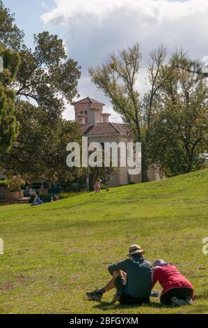 Der Landcox Park in East Brighton bietet während der COVID-19-Sperre in Melbourne, Australien, eine willkommene Zuflucht vor der Gefangenschaft zu Hause Stockfoto