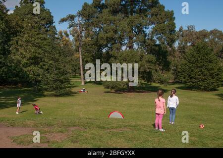 Der Landcox Park in East Brighton bietet während der COVID-19-Sperre in Melbourne, Australien, eine willkommene Zuflucht vor der Gefangenschaft zu Hause Stockfoto