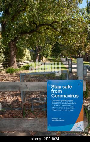 Hinweis der lokalen Regierung bezüglich COVID-19 im Landcox Park, einem öffentlichen Park in East Brighton, Melbourne, Australien Stockfoto