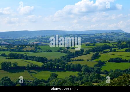 Sanfte Hügel über der Landschaft von Herefordshire unter bewölktem Himmel in Richtung Hay Bluff Stockfoto