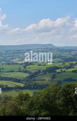 Sanfte Hügel über der Landschaft von Herefordshire unter bewölktem Himmel in Richtung Hay Bluff Stockfoto