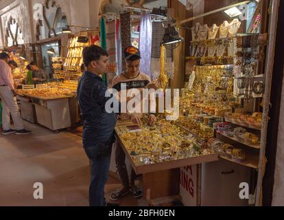 Delhi/Indien – Oktober 16,2019. Schmuck- oder Imitationsgeschäft im Chhatta Chowk oder Meena Bazaar im Red Fort. Stockfoto