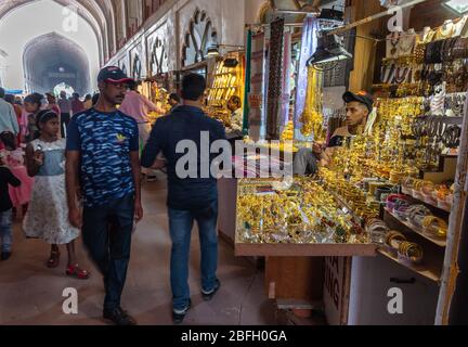 Delhi/Indien – Oktober 16,2019. Schmuck- oder Imitationsgeschäft im Chhatta Chowk oder Meena Bazaar im Red Fort. Stockfoto