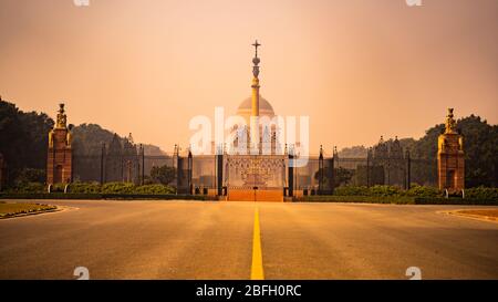 Den Rashtrapati Bhavan, die offizielle Residenz des Präsidenten von Indien am westlichen Ende der Rajpath in Neu Delhi, Indien. Stockfoto