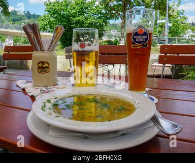 Suppe und Bier im bayerischen Biergarten Stockfoto