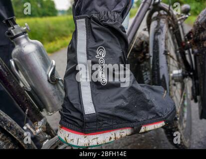 Fahrradschuhe decken Regen ab Stockfoto