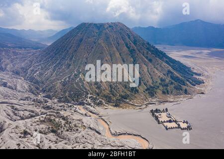 Luftaufnahme des vulkanischen Schlackenkegels Mount Batok im Mount Bromo Nationalpark, Java, Indonesien Stockfoto